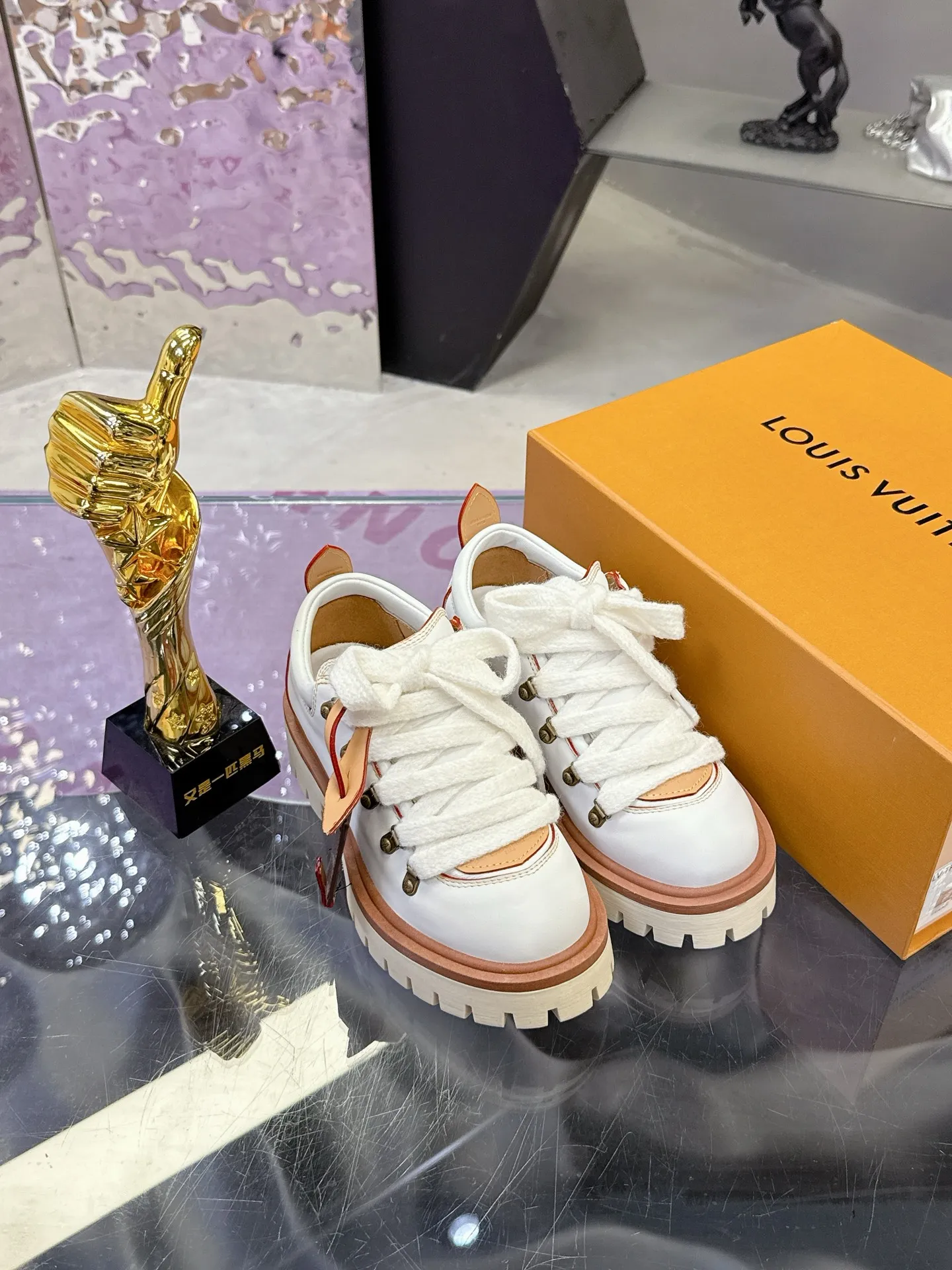 Factory price: 700💰 LV | Louis Vuitton 🧡💚2025 autumn and winter new style, top version ⚠️ The counter features the latest LV REMIX lace-up mountaineering derby shoes, new hard goods 🆕 ❥BS purchasing level! Full of high-end feel! A popular model among bloggers at home and abroad, it’s retro and fashionable, and looks stunning on your feet! Mainly recommended model on the official website★ ▪️Upper: top-quality first-layer cowhide ▪️Inner lining: imported sheepskin ▪️Outsole: original molded T men's shoes 💰U anti-slip outsole ▪️Sole height: 3.5cm ▪️Shoe size: Female 35-41 (41 customized, non-refundable) Male 39-45 (46 customized, non-refundable)